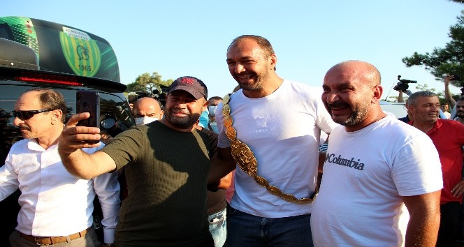 Başpehlivan Gürbüz, memleketinde coşkuyla karşılandı