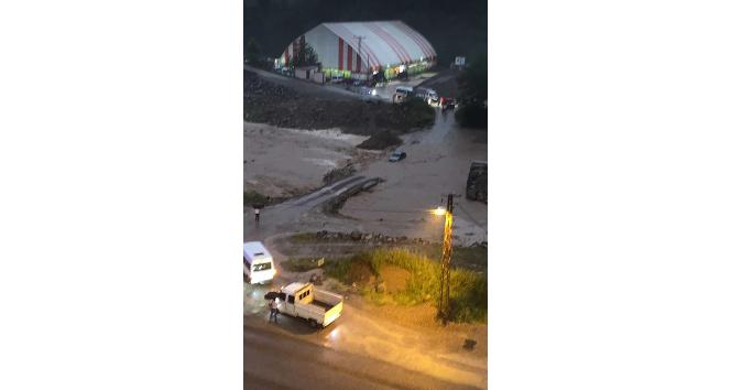 Baraj kapakları açıldı, düğünde mahsur kaldılar