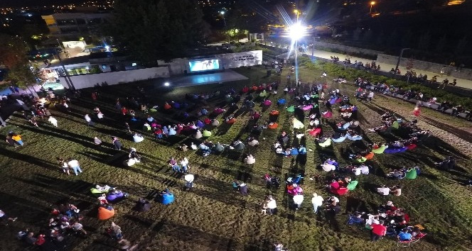 Açık havada sinema keyfi: Vatandaşlar, 15 Temmuz konulu filme yoğun ilgi gösterdi