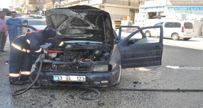 Mardin’de hareket halindeki otomobil alev aldı