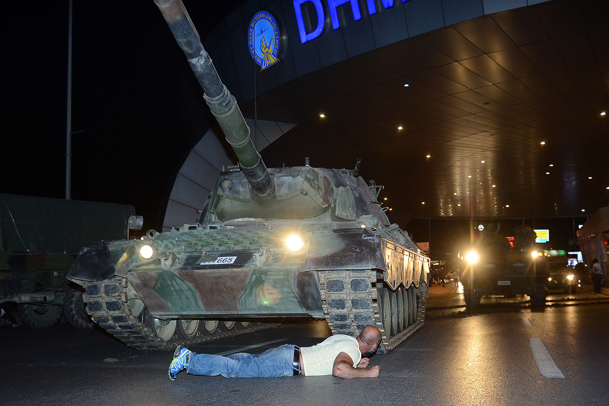 Darbe girişimde tankın önüne yattığı fotoğrafla tanınan Metin Doğan, o geceyi anlattı