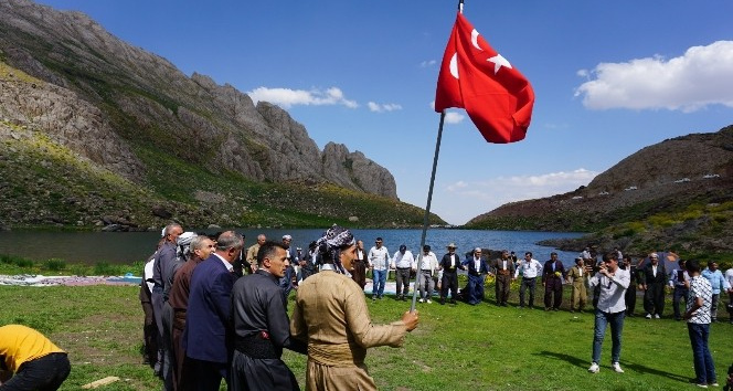 Terörden temizlenen Çarçel Yaylası’nda 40 yıl sonra Türk bayraklı halay