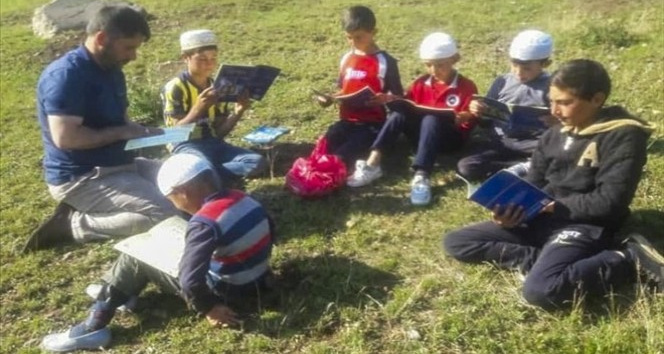 Kuran öğretmek için her Gün 20 kilometre yol gidiyor