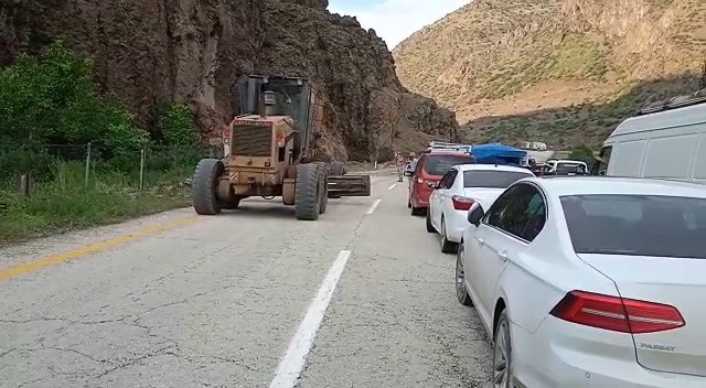 Yola düşen kayalar trafiği kapattı