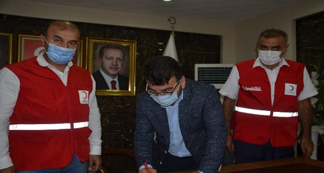 AK Parti Batman İl Başkanı Gür, Türk Kızılay Batman Şubesine kurban bağışı yaptı