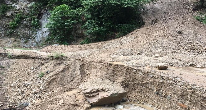 Giresun’da sel nedeniyle birçok köy ve yaylaya ulaşım kapandı