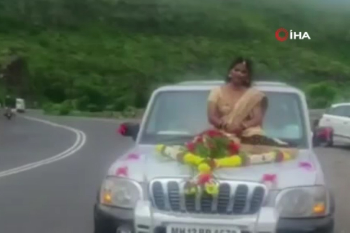 Hindistan&#039;da araç kaputu üzerinde tehlikeli düğün pozu