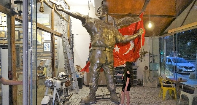 15 Temmuz kahramanı Ömer Halisdemir’in heykeli dikkat çekiyor