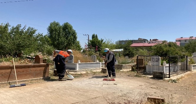 Tatvan Belediyesinden mezarlık temizliği