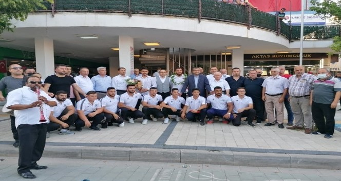 Çan Belediyesi pehlivanlarını davul zurna ile karşıladı