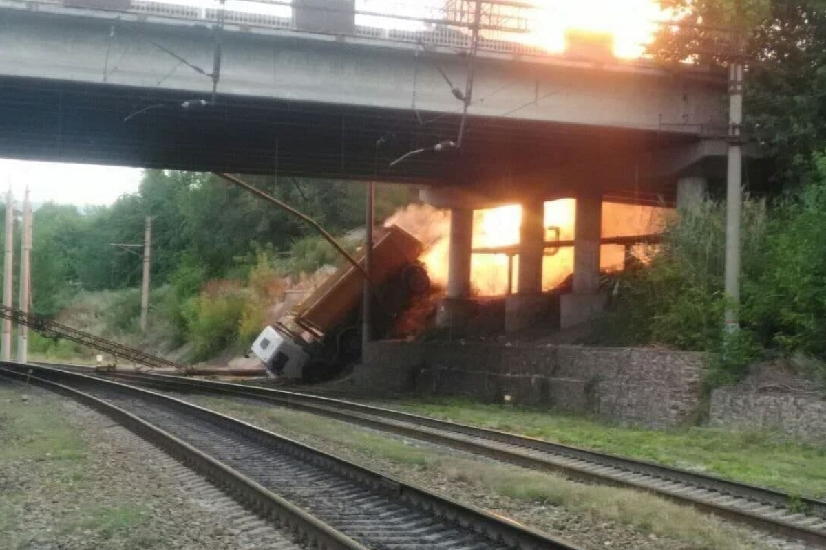 Rusya&#039;da köprüden düşen kamyon doğalgaz boru hattını patlattı