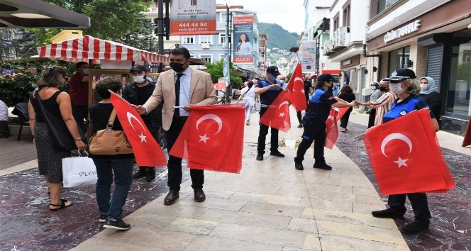 Altınordu Belediyesi vatandaşlara Türk Bayrağı hediye etti