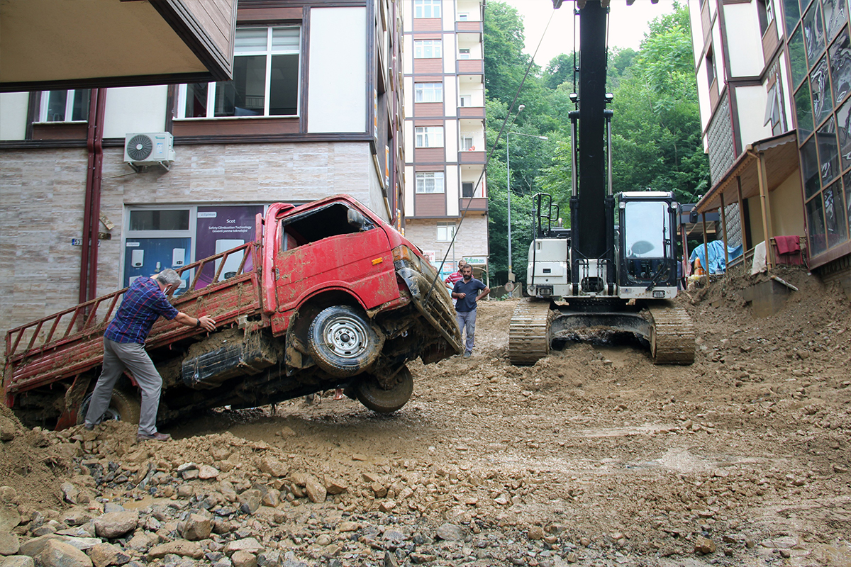 Güneysu’da selin yaraları sarılıyor