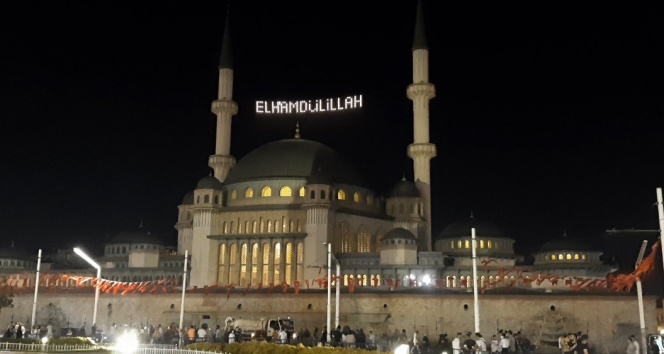 15 Temmuzun yıldönümü dolayısıyla İstanbulda camilerde sela okundu