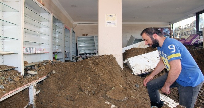 Sel mağduru eczacı çamurlar içinde ilaçlarını arıyor
