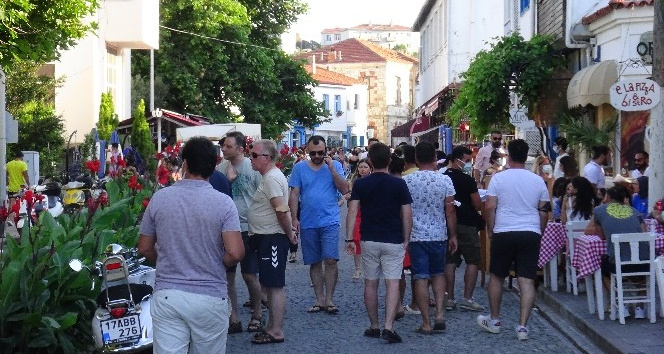 Bozcaada tatilci akınına uğradı