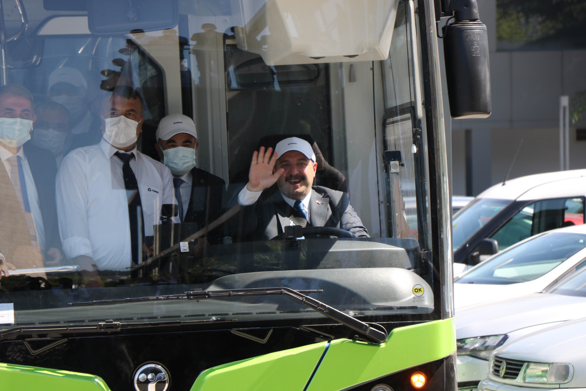 Yüzde 100 yerli ve elektrikli otobüsü Bakan Varank sürerek Samsun’a getirdi
