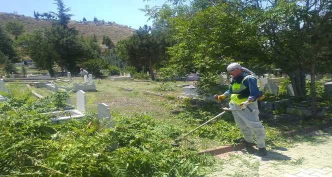 Kırıkkale’de mezarlıklarda bayram hazırlığı