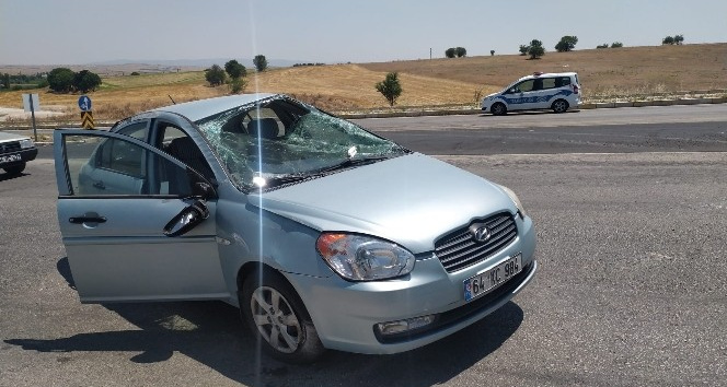 Takla atan otomobil sürücüsü kazayı sıyrıklarla atlattı