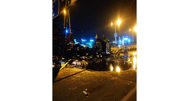 Diyarbakır’da motor yağı yüklü kamyon devrildi, yol geçici süreyle kapatıldı