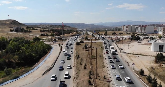 43 ilin geçiş güzergahında trafik yoğunluğu: Kilometrelerce araç kuyruğu oluştu