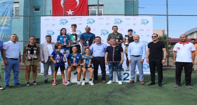 Iğdır’da düzenlenen “Kayısı Cup” tenis turnuvası sona erdi