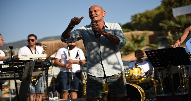 Tatilciler Altay’ın şarkılarıyla coştu