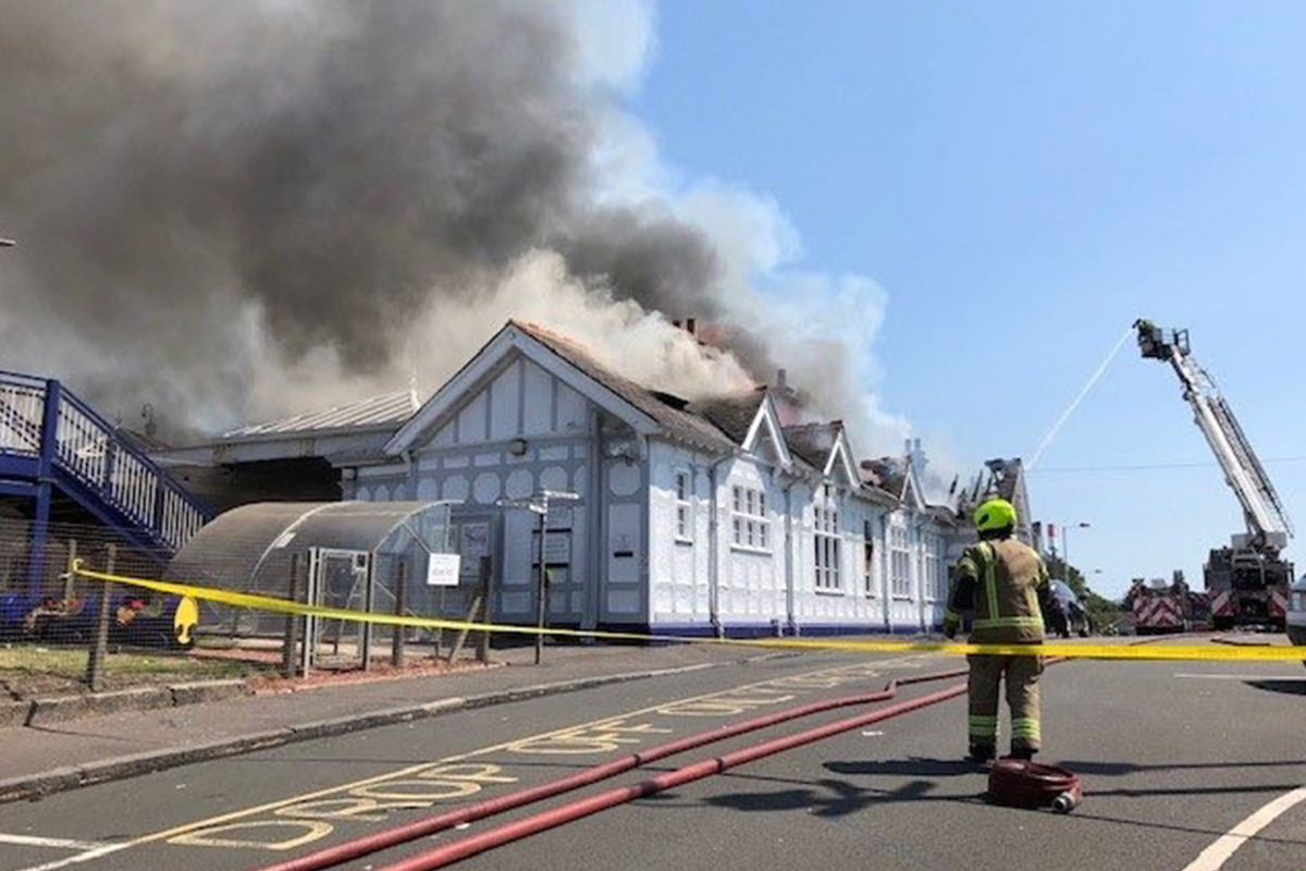 İskoçya&#039;da tren istasyonunda çıkan yangın seferleri iptal ettirdi