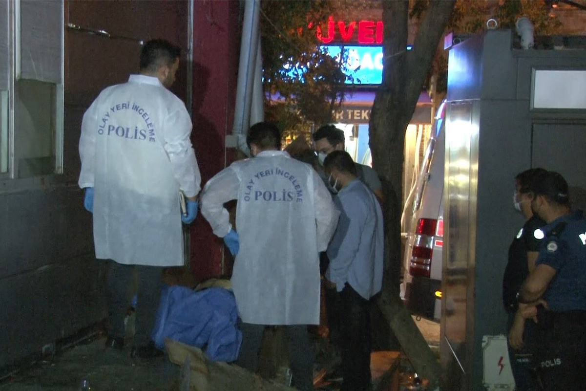 Beyoğlu&#039;nda şüpheli ölüm: Taksi durağı arkasında bulundu