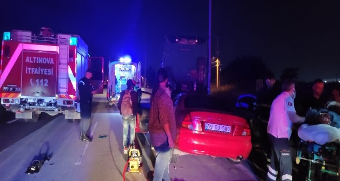 Otomobil emniyet şeridindeki tıra çarptı: 1 yaralı