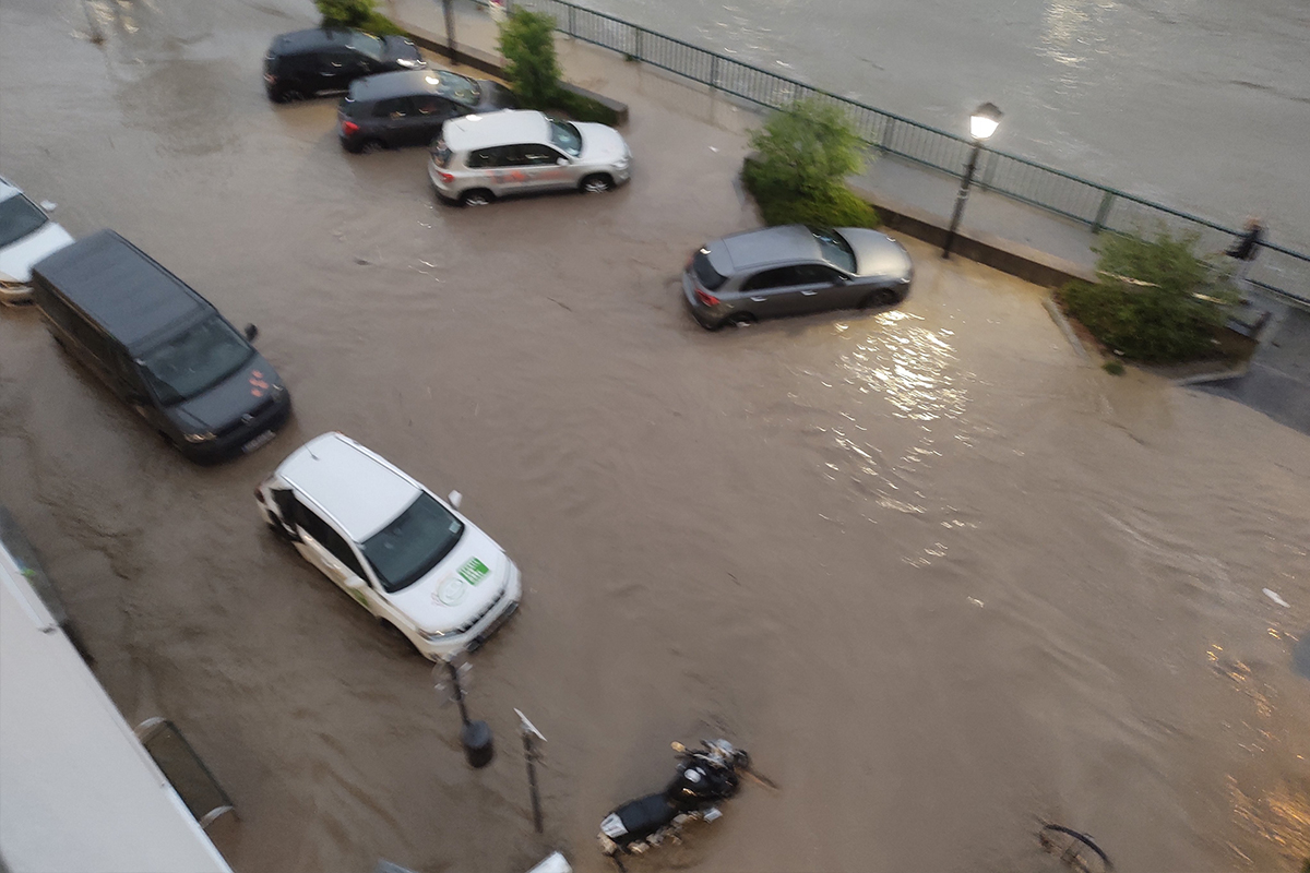 Avusturya'da sel felaketi: Kasaba sular altında kaldı
