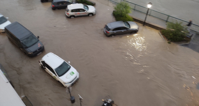Avusturyada sel felaketi: Kasaba sular altında kaldı