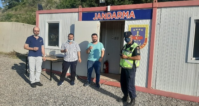 Jandarma ekiplerinden sürücülere çay ve şeker ikramı