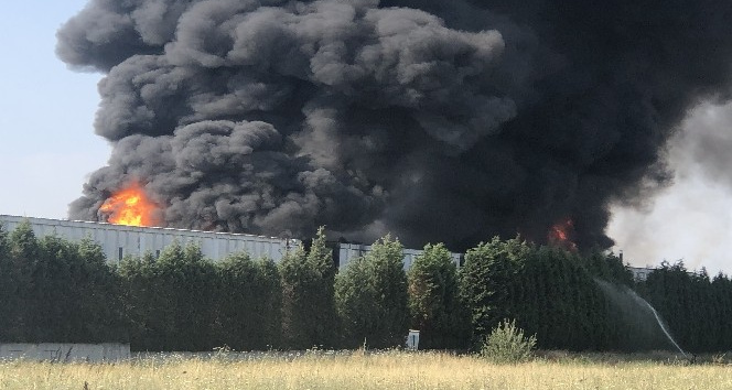 Tekirdağ’da geri dönüşüm fabrikasındaki yangın söndürüldü