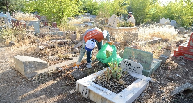 Kurban Bayramı öncesi mezarlıklar temizlendi
