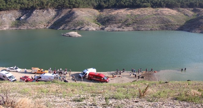 Amasya Suluova Derinöz Barajı’nda serinlemek için suya giren aynı aileden 5 kişi kayboldu.
