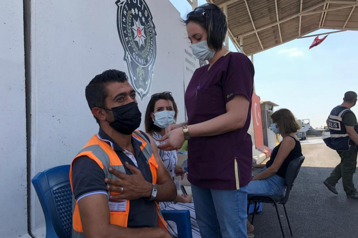 Kızıltepe’de polis kontrol noktasında sürücülerin Covid-19 aşıları yapılıyor