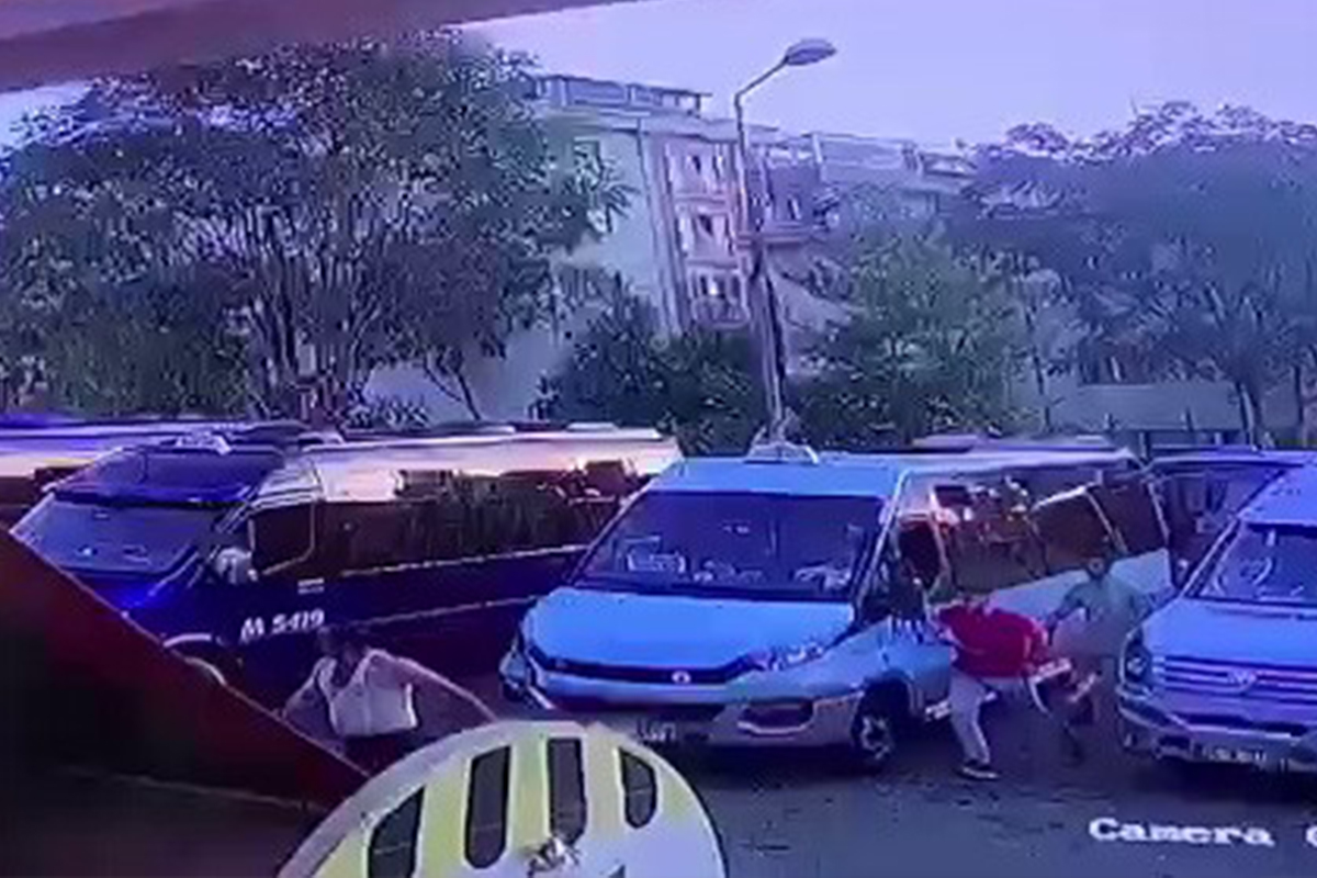 Kağıthane’de dolmuşta indi bindi kavgası, yolcu şoföre saldırdı