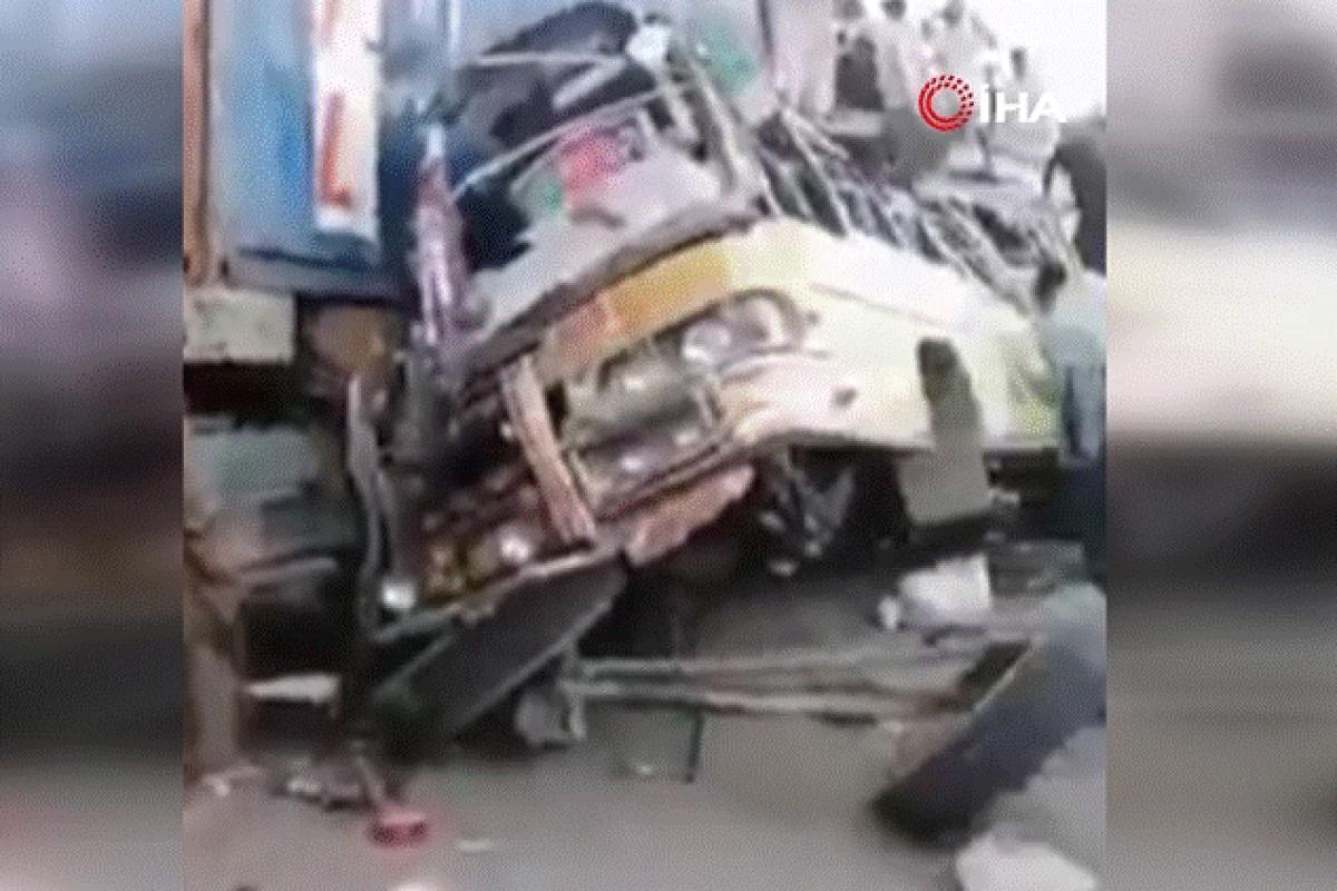 Pakistan'da otobüs kazası: 33 ölü , 40 yaralı