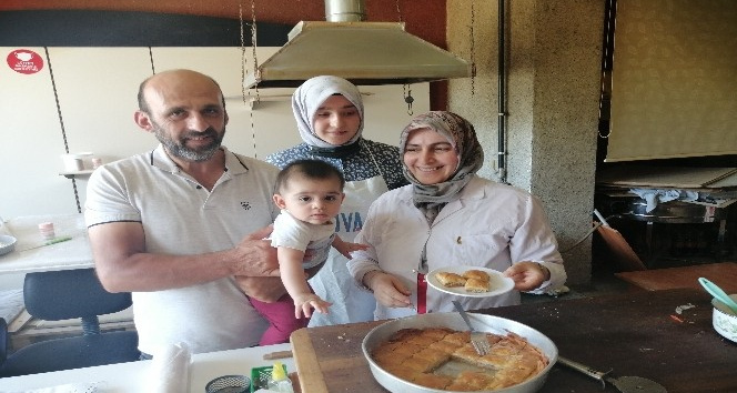 Hem bebek bakıp hem de coğrafi tescilli İncelek tatlısı yapıyorlar