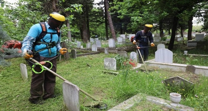 Başiskele’de mezarlıklar bayrama hazır