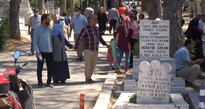 Aksaray’da mezarlıklarda bayram ziyareti yoğunluğu