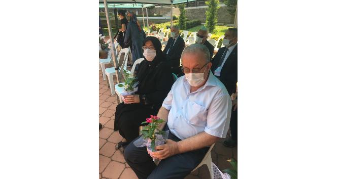 Mezar ziyaretine gelen şehit aileleri çiçeklerle karşılandı