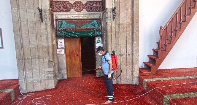 Kahramanmaraş’ta camiler dezenfekte edildi