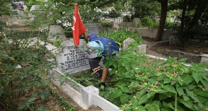 Gaziosmanpaşa’da mezarlıklarda bayram temizliği