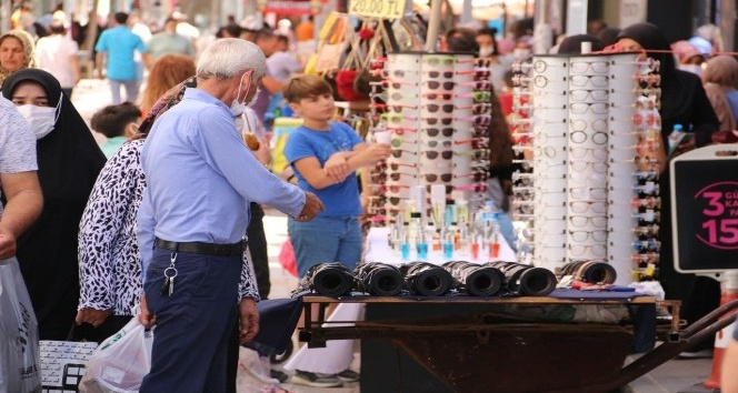 Aksaray’da çarşı pazarda Arefe günü yoğunluğu