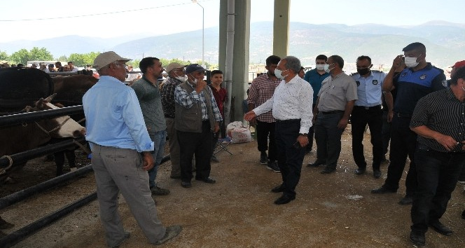 Başkan Akkaya hayvan pazarında alışveriş yapanlarla buluştu