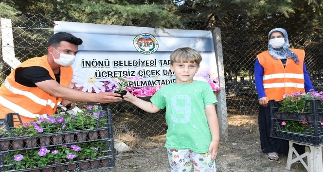 İnönü Belediyesi mezarlıklarda çiçek dağıttı