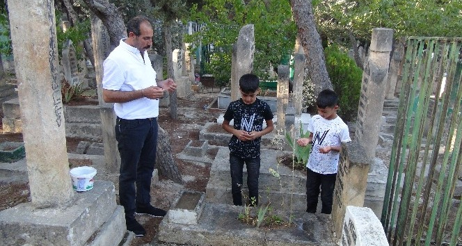 Şanlıurfa’da mezarlıklarda hüzünlü bayramlaşma