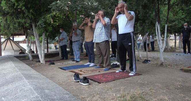 Kırklareli’nde vatandaşlar bayram namazı için camilere akın etti